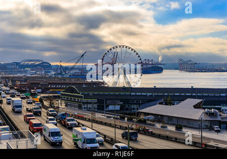 Seattle, Vereinigte Staaten - November 08, 2018: Seattle Waterfront mit großen Rad und dem Puget Sound an einem bewölkten Tag Stockfoto