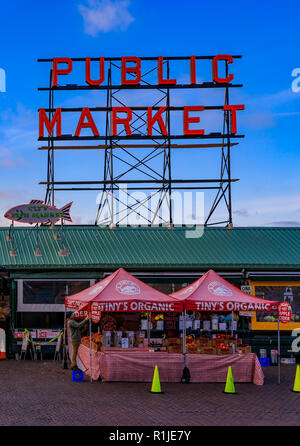 Seattle, Vereinigte Staaten - 08.November 2018: Die berühmten Pike Place Market Leuchtreklame mit einem blauen Himmel im Hintergrund und einem Hersteller vor abschaltdruck Stockfoto