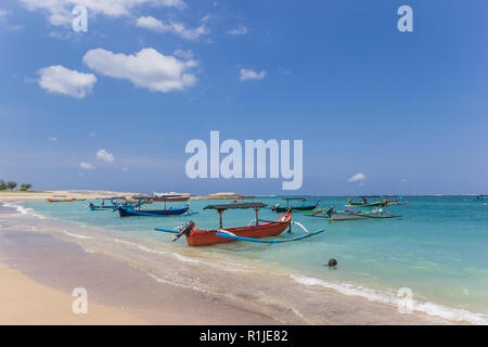 Traditionelle balinesische Fischerboote am Strand von Kuta, Indonesien Stockfoto