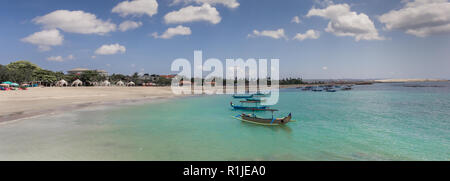 Panorama auf das türkisfarbene Wasser in der Bucht von Kuta, Bali, Indonesien Stockfoto