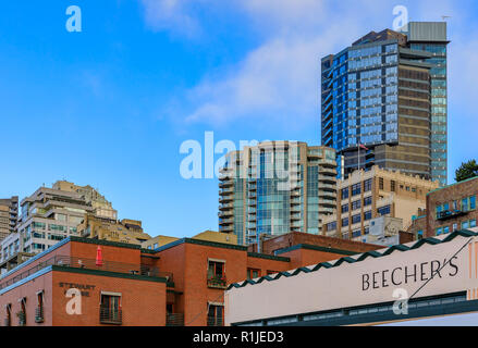 Seattle, Vereinigte Staaten - November 08, 2018: Der berühmte Beecher Käse Store anmelden und Seattle Waterfront Reihenhaus Skyline von der Pike Place Market Stockfoto