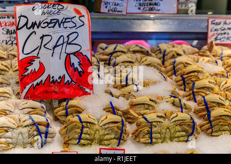 Frische Krabben auf Eis für Verkauf am Pike Place Market in Seattle, Washington Stockfoto