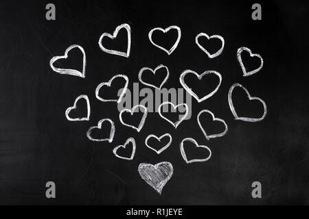 Herzen In Weisser Kreide Auf Einer Tafel Gezeichnet Das Hintergrundbild Stockfotografie Alamy