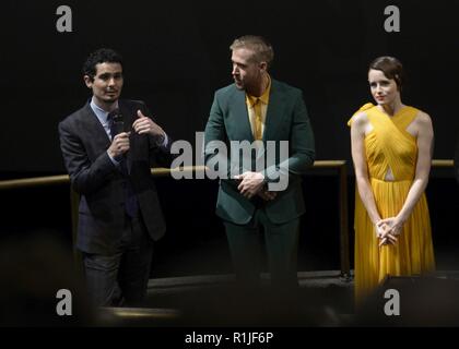 Damien Chazelle, Regisseur und Produzent von "ersten Mann, Ryan Gosling, Schauspieler, und Claire Foy, Schauspielerin, Sprechen vor einem Publikum von Fliegern und zivile Teilnehmer bei der Premiere des Films "ersten Mann" am Smithsonian National Air und Space Museum, Washington, Oktober 4, 2018. Der Film, basierend auf einem Buch von Jim Hansen, zeichnet das Leben der NASA-Astronaut Neil Armstrong von seiner Zeit als X-15-Piloten über die Mondlandung 1969. Stockfoto