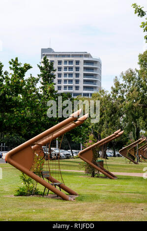 Eine Reihe von hölzernen Sitze im Bicentennial Park in Darwin, Northern Territory, Australien Stockfoto