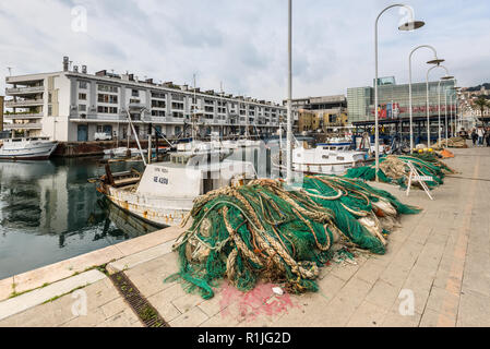 Genua, Italien - Oktober 28, 2017: Fischerboote im Hafen von Genua (Genova), Ligurien festgemacht, Mittelmeer, Italien bei bewölktem Himmel. Angeln ne Stockfoto