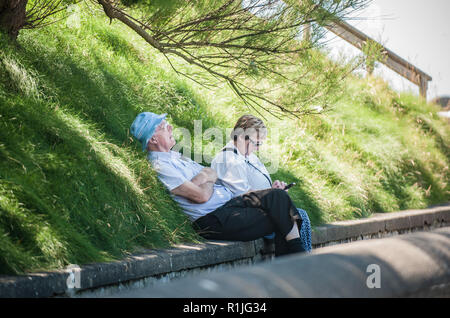 UK Wetter: Aberystwyth, Ceredigion, West Wales Montag, den 18. Juli 2016. Urlauber und Einheimische nutzen die frühe Morgensonne zu gehen Stockfoto