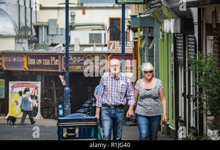 UK Wetter: Aberystwyth, Ceredigion, West Wales Montag, den 18. Juli 2016. Urlauber und Einheimische nutzen die frühe Morgensonne zu gehen Stockfoto