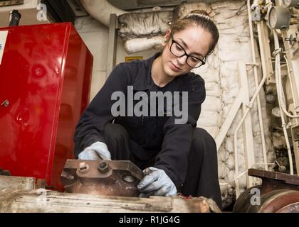Mittelmeer (Okt. 2010) 15, 2018) Feuerwehrmann Sarah Gonzales führt die Wartung eines Motors Krümmer an Bord der San Antonio-Klasse amphibious Transport dock Schiff USS Anchorage LPD (23) im Mittelmeer, 15. Oktober 2018. Anchorage und schiffte sich 13 Marine Expeditionary Unit werden in den USA 6 Flotte Bereich arbeiten wie eine Krise Response Force zur Unterstützung der regionalen Partner sowie bereitgestellt die nationale Sicherheit der USA Interessen in Europa und in Afrika zu fördern. Stockfoto