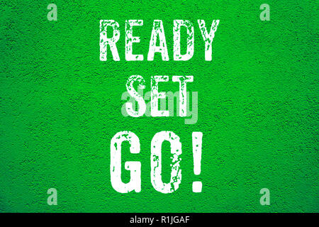 Ready Set Go! Weiß Worte Text auf grünem grungy Stuck Zement Wand Hintergrund motivierende Nachricht Banner. Stockfoto