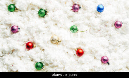 Blick von oben auf die bunte Weihnachten Spielzeug auf weisser Baumwolle Wolle Hintergrund Stockfoto