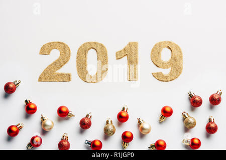 Blick von oben auf die 2019 Jahre Goldener Schild und Weihnachtskugeln auf weißem Hintergrund Stockfoto