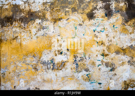 Konkrete bunte Wand Hintergrund der natürlichen Zement Textur an die Wand oder den Boden. Mit dem gelben, schwarzen, grauen und schwarzen Anstrich versehen. Stockfoto