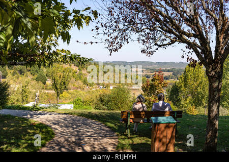 Zwei genießen Sie den Blick über die umliegende Landschaft vom mittelalterlichen Dorf Belves Stockfoto