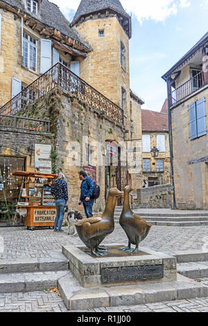 Die Gänse Marktplatz ist in einem wunderschönen alten Marktplatz in der mittelalterlichen Stadt Sarlat la Canéda Stockfoto