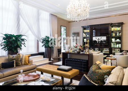 Luxus Wohnzimmer mit Kronleuchter Stockfoto