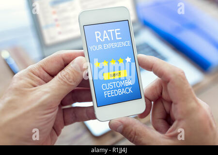 Kunden Feedback Formular sie Sterne auf Handy Erfahrung Stockfoto