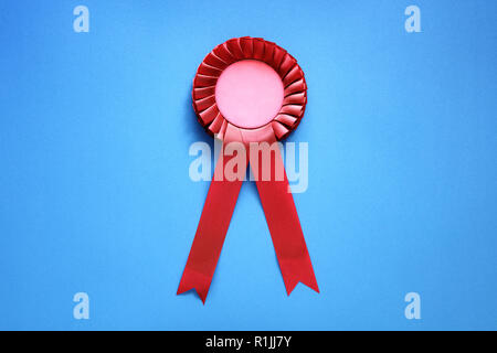 Red textile award Rosette mit Bändern Stockfoto