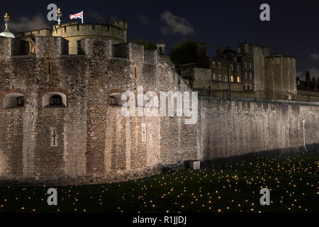 London, Großbritannien - 6. November 2018: Jenseits der Vertiefung Schatten am Tower von London - eine Installation von 10.000 Flammen zum Ende des Fi zu gedenken. Stockfoto
