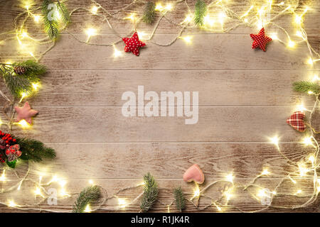 Weihnachtsbeleuchtung leuchtende auf bewaldeten Hintergrund Stockfoto