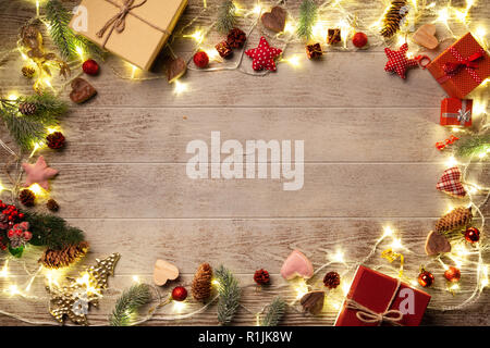 Weihnachtsbeleuchtung leuchtende auf bewaldeten Hintergrund Stockfoto