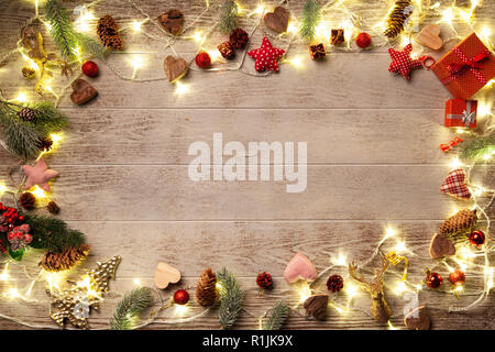 Weihnachtsbeleuchtung leuchtende auf bewaldeten Hintergrund Stockfoto