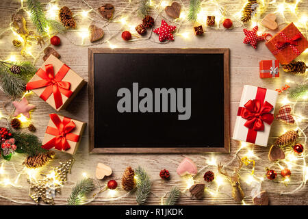 Weihnachtsbeleuchtung leuchtende auf bewaldeten Hintergrund Stockfoto