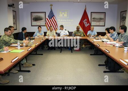 FORT SHAFTER, Hawaii (Okt. 23, 2018) aus dem Pazifischen Ozean Division (POD) Kommandierender General, Brig. Gen. Thomas Tickner (Mitte), beherbergt eine Diskussion am runden Tisch mit Generaldirektor für Anlagen und Einrichtungen, Minister für Sekretariat, Hirotomo Hirai (Zweite links), Japan Bundesministerium der Verteidigung, im Hinblick auf weitere technische Möglichkeiten einer Partnerschaft, vorgeschlagene Programm Verbesserungen und Lösungen für gemeinsame Herausforderungen. Führer von Marine Engineering Befehl Pazifik nahmen auch an. POD, zusammen mit Japan Bezirk, führt den technischen Austausch mit dem japanischen Ministerium für Verteidigung zu Exi verbessern Stockfoto