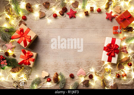 Weihnachtsbeleuchtung leuchtende auf bewaldeten Hintergrund Stockfoto