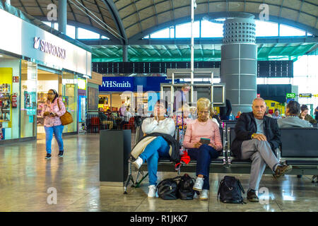 Alicante Spanien, Flughafen Menschen in Abflughalle ruhen Stockfoto