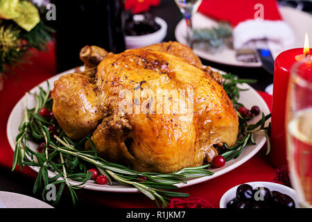 Gebackene Türkei. Weihnachtsessen. Die Relation wird mit einer Türkei, mit hellen Lametta und Kerzen serviert. Fried Chicken, Tisch. Familie d Stockfoto