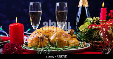 Gebackene Türkei. Weihnachtsessen. Die Relation wird mit einer Türkei, mit hellen Lametta und Kerzen serviert. Fried Chicken, Tisch. Familie d Stockfoto