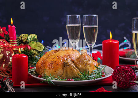 Gebackene Türkei. Weihnachtsessen. Die Relation wird mit einer Türkei, mit hellen Lametta und Kerzen serviert. Fried Chicken, Tisch. Familie d Stockfoto