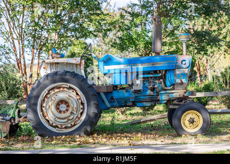 Eine gut verwendet blaue Ford farm Traktor in Wainscott, NY Stockfoto