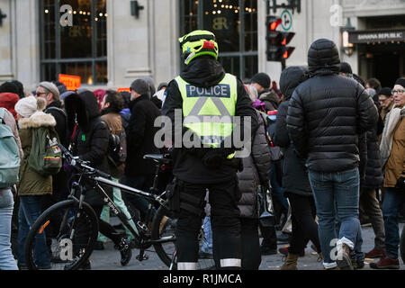Montreal, Kanada, 10. November 2018. Montreal Polizeioffizier, Crowd Control an einem Klima März für die Umwelt. Credit: Mario Beauregard/ALamy Live Stockfoto