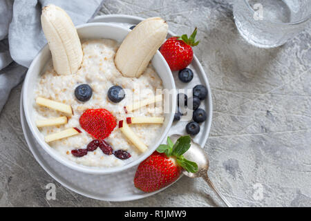 Osterhase hase Porridge zum Frühstück, essen Kunst für Kinder Stockfoto