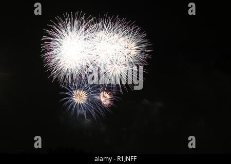 Feuerwerk während einer Fireworks Festival, Tokio, Japan explodiert Stockfoto