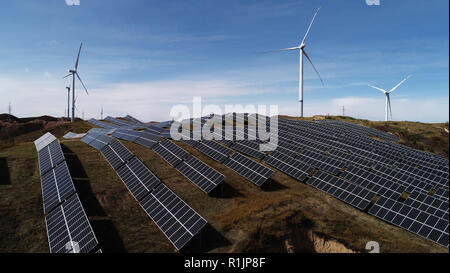 Zhangjiakou, Zhangjiakou, China. 13 Nov, 2018. Zhangjiakou, CHINA - Die lokale Regierung stellen eine Investition von 7,9 Milliarden Yuan 16 Photovoltaikanlagen im Norden Chinas Zhangjiakou, Provinz Hebei zu errichten. Credit: SIPA Asien/ZUMA Draht/Alamy leben Nachrichten Stockfoto