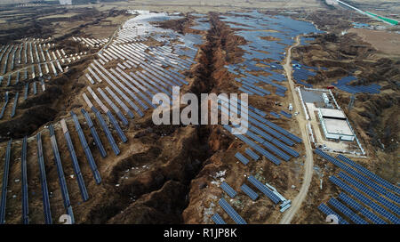 Zhangjiakou, Zhangjiakou, China. 13 Nov, 2018. Zhangjiakou, CHINA - Die lokale Regierung stellen eine Investition von 7,9 Milliarden Yuan 16 Photovoltaikanlagen im Norden Chinas Zhangjiakou, Provinz Hebei zu errichten. Credit: SIPA Asien/ZUMA Draht/Alamy leben Nachrichten Stockfoto