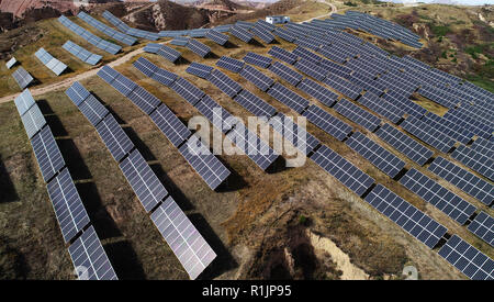 Zhangjiakou, Zhangjiakou, China. 13 Nov, 2018. Zhangjiakou, CHINA - Die lokale Regierung stellen eine Investition von 7,9 Milliarden Yuan 16 Photovoltaikanlagen im Norden Chinas Zhangjiakou, Provinz Hebei zu errichten. Credit: SIPA Asien/ZUMA Draht/Alamy leben Nachrichten Stockfoto