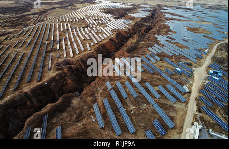 Zhangjiakou, Zhangjiakou, China. 13 Nov, 2018. Zhangjiakou, CHINA - Die lokale Regierung stellen eine Investition von 7,9 Milliarden Yuan 16 Photovoltaikanlagen im Norden Chinas Zhangjiakou, Provinz Hebei zu errichten. Credit: SIPA Asien/ZUMA Draht/Alamy leben Nachrichten Stockfoto