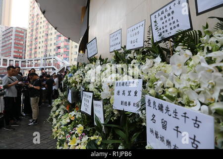 Hongkong, China. 12 Nov, 2018. Blumen sind für Jin Yong außerhalb des Hong Kong Bestattungsunternehmen in Hong Kong, South China, Nov. 12, 2018 zu zahlen. Jin Yong, dessen realer Name Zha Liangyong (auch als Louis Cha bekannt) wird allgemein als der einflussreichste Wuxia (Martial Arts und Ritterlichkeit) Schriftsteller des 20. Jahrhunderts. Er starb im Alter von 94 am 30. Sein Begräbnis war am 07.11.12 an der Hong Kong Beerdigung zu Hause statt. Credit: Wu Xiaochu/Xinhua/Alamy leben Nachrichten Stockfoto
