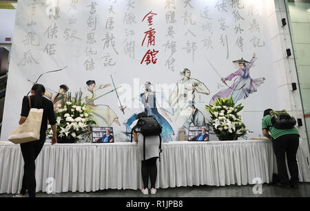 Hongkong, China. 12 Nov, 2018. Leser Hinterlassen von Nachrichten auf dem kondolenzschreiben Bücher bei Jin Yong Galerie in der Hong Kong Heritage Museum in Hong Kong, South China, Nov. 12, 2018. Jin Yong, dessen realer Name Zha Liangyong (auch als Louis Cha bekannt) wird allgemein als der einflussreichste Wuxia (Martial Arts und Ritterlichkeit) Schriftsteller des 20. Jahrhunderts. Er starb im Alter von 94 am 30. Sein Begräbnis war am 07.11.12 an der Hong Kong Beerdigung zu Hause statt. Credit: Wu Xiaochu/Xinhua/Alamy leben Nachrichten Stockfoto