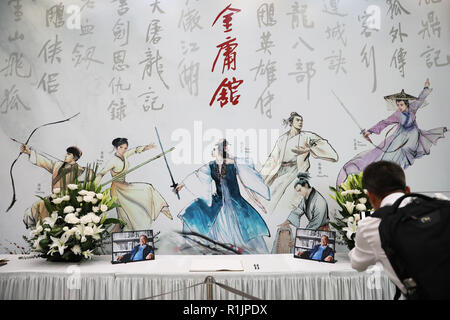Hong Kong. 12 Nov, 2018. Foto an November 12, 2018 zeigt die Kondolenzschreiben an Jin Yong Galerie in der Hong Kong Heritage Museum in Hongkong, Südchina. Jin Yong, dessen realer Name Zha Liangyong (auch als Louis Cha bekannt) wird allgemein als der einflussreichste Wuxia (Martial Arts und Ritterlichkeit) Schriftsteller des 20. Jahrhunderts. Er starb im Alter von 94 am 30. Sein Begräbnis war am 07.11.12 an der Hong Kong Beerdigung zu Hause statt. Credit: Wu Xiaochu/Xinhua/Alamy leben Nachrichten Stockfoto