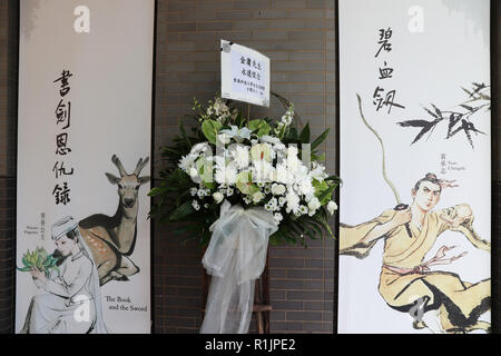 Hongkong, China. 12 Nov, 2018. Blumen sind für Jin Yong außerhalb des Hong Kong Heritage Museum in Hong Kong, South China, Nov. 12, 2018 zu zahlen. Jin Yong, dessen realer Name Zha Liangyong (auch als Louis Cha bekannt) wird allgemein als der einflussreichste Wuxia (Martial Arts und Ritterlichkeit) Schriftsteller des 20. Jahrhunderts. Er starb im Alter von 94 am 30. Sein Begräbnis war am 07.11.12 an der Hong Kong Beerdigung zu Hause statt. Credit: Wu Xiaochu/Xinhua/Alamy leben Nachrichten Stockfoto