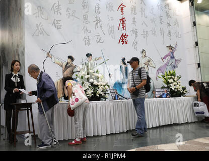 Hongkong, China. 12 Nov, 2018. Leser Hinterlassen von Nachrichten auf dem kondolenzschreiben Bücher bei Jin Yong Galerie in der Hong Kong Heritage Museum in Hong Kong, South China, Nov. 12, 2018. Jin Yong, dessen realer Name Zha Liangyong (auch als Louis Cha bekannt) wird allgemein als der einflussreichste Wuxia (Martial Arts und Ritterlichkeit) Schriftsteller des 20. Jahrhunderts. Er starb im Alter von 94 am 30. Sein Begräbnis war am 07.11.12 an der Hong Kong Beerdigung zu Hause statt. Credit: Wu Xiaochu/Xinhua/Alamy leben Nachrichten Stockfoto