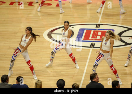Los Angeles, CA, USA. 12 Nov, 2018. LA Clippers Cheerleadern tanzen während der Golden State Warriors vs Los Angeles Clippers at Staples Center am 12. November 2018. (Foto durch Jevone Moore) Credit: Csm/Alamy leben Nachrichten Stockfoto