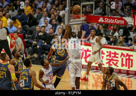 Los Angeles, CA, USA. 12 Nov, 2018. LA Clippers vorwärts Montrezl Harrell #5 dunking während der Golden State Warriors vs Los Angeles Clippers at Staples Center am 12. November 2018. (Foto durch Jevone Moore) Credit: Csm/Alamy leben Nachrichten Stockfoto