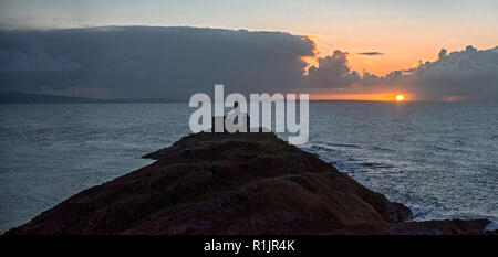 Swansea, Wales. 13. November 2018 - Swansea - Großbritannien: Die Sonne über den Kanal von Bristol mit Mumbles lighhouse im Vordergrund auf den Beginn der stürmischen Wintern. Credit: Phil Rees/Alamy leben Nachrichten Stockfoto