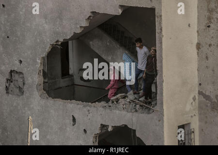 Gaza und die Palästinensischen Gebiete. 13 Nov, 2018. Prüfen sie die Palästinenser einen Schaden von Ihrem Zuhause nach israelischen Luftangriffe. Credit: Mohammed Talatene/dpa/Alamy leben Nachrichten Stockfoto